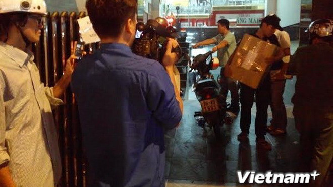 Công an khám xét tại tiệm vàng Hoàng Mai