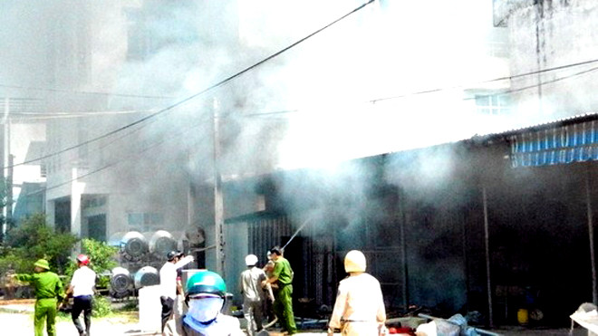 Các lực lượng tập trung chữa cháy vựa ớt của bà Yến