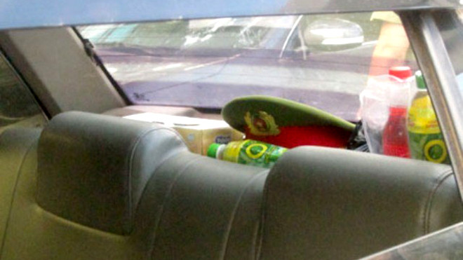 Để mũ công an trên xe ô tô vi phạm đều bị xử lý. Ảnh: Internet