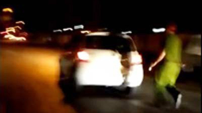 Chiếc ô tô bỏ chạy khỏi hiện trường. Ảnh: Cắt từ clip