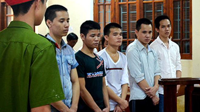 Các bị cáo tại phiên tòa (hàng trước). Ảnh: Quang Hà