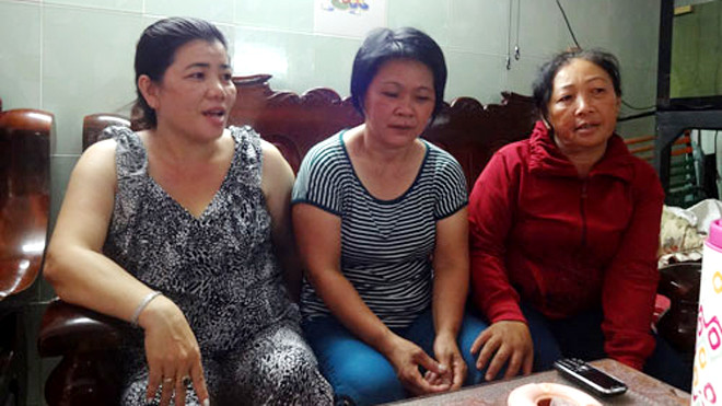 Chị Đẹp (người ở giữa) chung vui với hàng xóm sau khi trở về - Ảnh: Công Nguyên