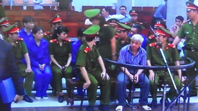 "Bầu" Kiên trước vành móng ngựa phiên xử sơ thẩm ngày 16/4. Phiên tòa sau đó đã bị hoãn vì bị cáo Trần Xuân Giá vắng mặt 