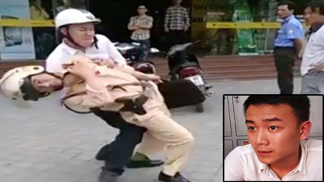 Bảo vệ của siêu thị đứng chắp tay sau đít nhìn CSGT bị đánh và Trần Quang Độ tại cơ quan công an