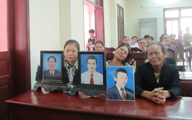 Theo lịch, 7h30 sáng nay sẽ diễn ra phiên xét xử sơ thẩm vụ sát hại 5 phu trầm người Quảng Bình tại trụ sở TAND tỉnh Quảng Trị. Tuy nhiên, do người thân các phu trầm quá xúc động nên lực lượng an ninh phải ổn định trật và đến gần 8h00, phiên toà mới chính