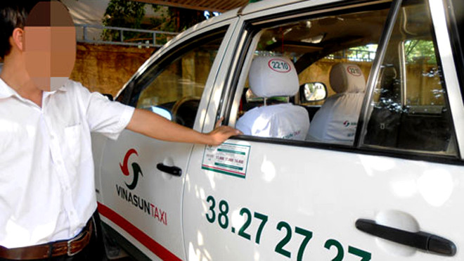 Tài xế T.H.N bên chiếc taxi bị vỡ kính. Ảnh: Phước Hiệp 