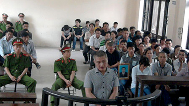 Dùng dao chọc tiết lợn đâm chết bạn thân khi đang có hành vi gian díu với vợ, Tân phải đứng trước vành móng ngựa nhận án 6 năm tù