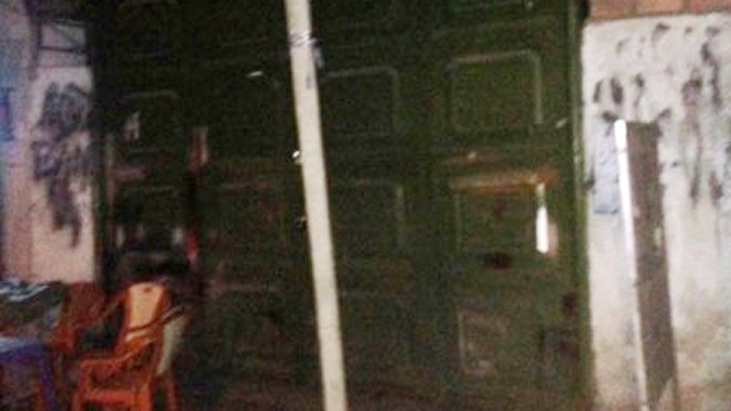 Tiệm sửa xe, nơi Lợi thực hiện hành vi đồ bại với chính con ruột của mình