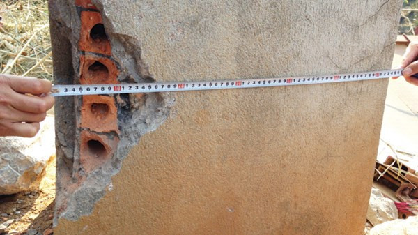 Gạch và vữa dày hơn 10cm bọc lấy trụ cây cầu bị sập