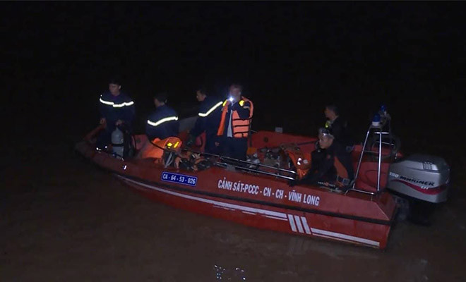 Lực lượng chức năng đang nỗ lực tìm kiếm nạn nhân mất tích.