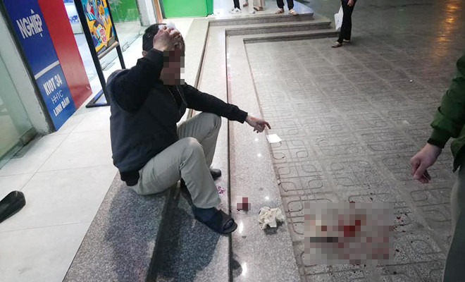 Người đàn ông nghi bị viên đá từ tầng cao chung cư HH Linh Đàm rơi trúng đầu, chảy máu. Ảnh: Cư dân cung cấp.