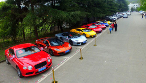 Sốc với đám cưới toàn siêu xe của con nhà giàu Trung Quốc