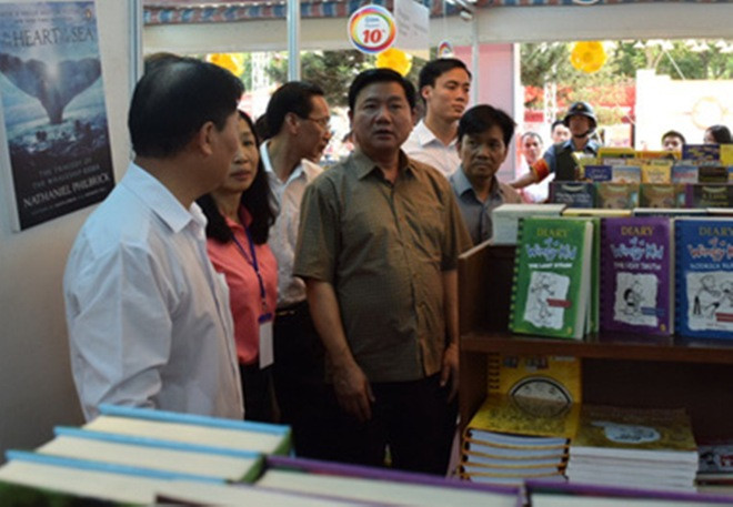 Bí thư Thành ủy TPHCM ghé thăm Hội sách TPHCM. 