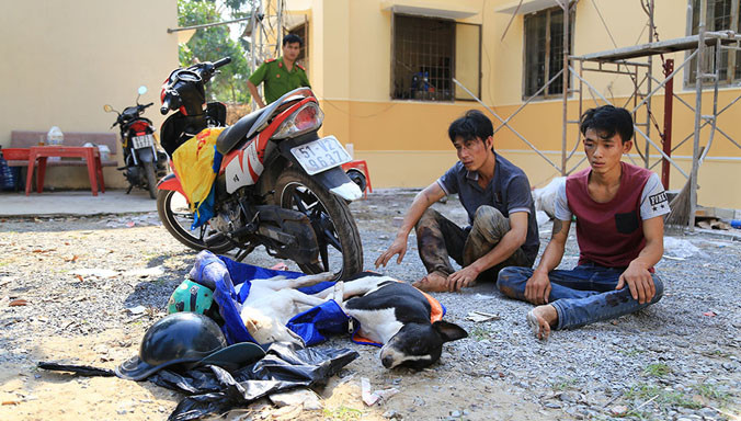 Hai tên trộm chó cùng tang vật bị bắt.