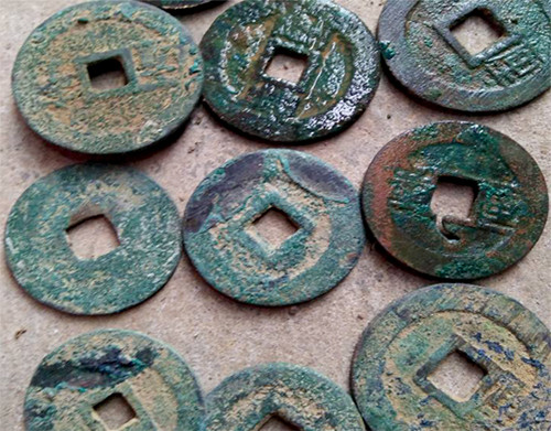 Một số xu tiền cổ được anh Thắng lấy ra từ hũ sành.