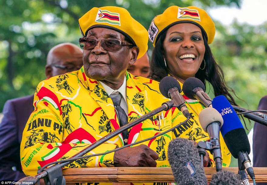 Tổng thống Zimbabwe Robert Mugabe đang bị giam lỏng, trong khi vợ được cho là đã trốn ra nước ngoài. Ảnh: AFP