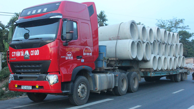 Chiếc xe đầu kéo, kéo theo rơ mooc, trên xe có chở 24 khối bê tông bỏ chạy với tốc độ cao để trốn lực lượng chức năng.