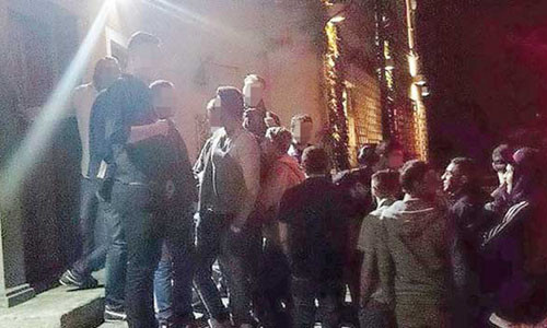 Bức ảnh trên tờ Oesterreich chụp cảnh nam giới chen nhau xếp hàng trước cửa nhà thổ ở Áo để hưởng ưu đãi đặc biệt. Ảnh: TZOE.