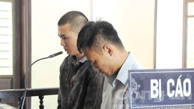 Hai bị cáo tại phiên tòa.
