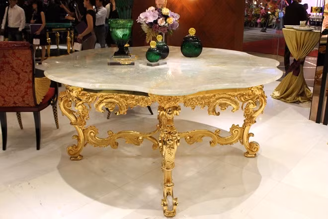 Chiếc thứ nhất có trọng lượng lên tới 400 kg. Đơn vị trưng bày cho biết, vật liệu dùng để sản xuất là một loại đá quý của Italy. Chủ cửa hàng cũng là người Italy. Phân khúc khách hàng ông nhắm đến là đại gia của những căn biệt thự, lâu đài lớn ở TP HCM. 