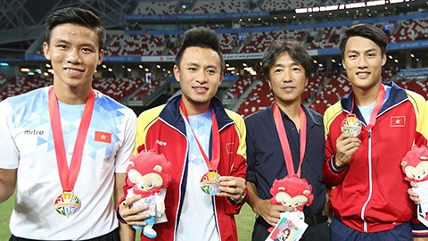 HLV Miura luôn biết cách để động viên các học trò. Ảnh: Đức Cường.