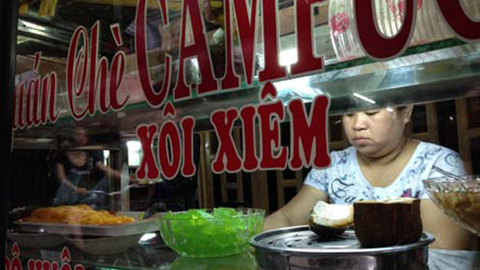 Quán chè, xôi xiêm của cô Huỳnh Thị Huôi tại chợ Campuchia.