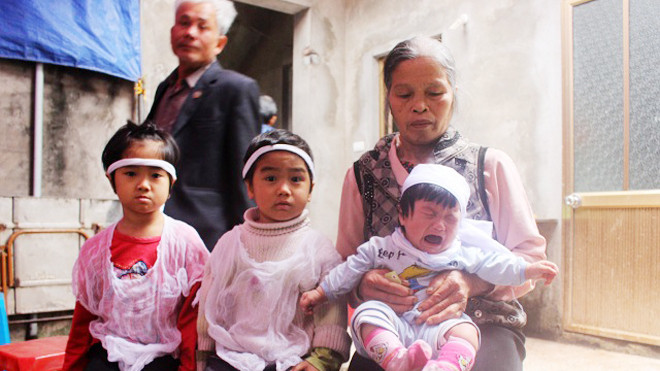 Tai nạn khiến ba cháu nhỏ thành mô côi cha mẹ, hoàn cảnh rất khó khăn. Ảnh Lao Động