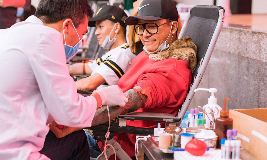 Tuấn Hưng đeo khẩu trang đi hiến máu giữa đại dịch