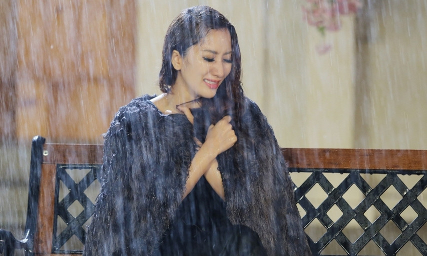 Khánh Thi khóc nấc kể chuyện đời