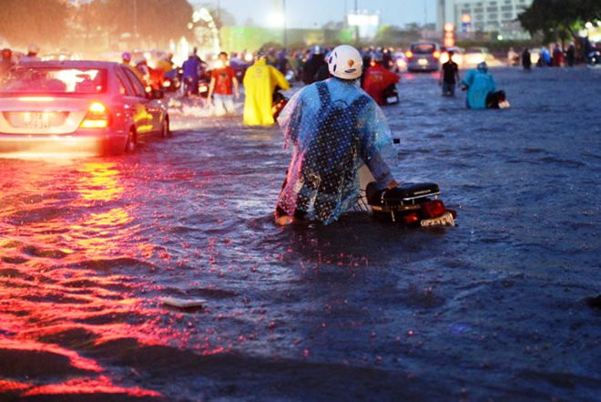 Mưa lớn, người dân Sài Gòn khốn khổ vì phải sống chung với lũ. Ảnh minh họa