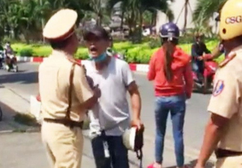 Mạnh (áo trắng) hăm dọa tổ CSGT TP Biên Hòa