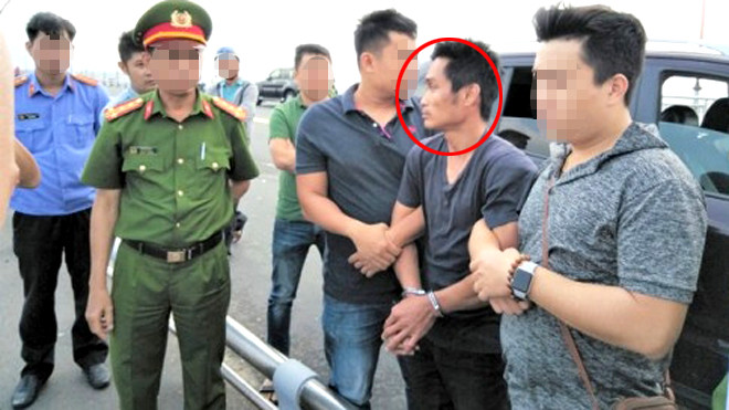 Lực lượng chức năng đưa Hời tới hiện trường