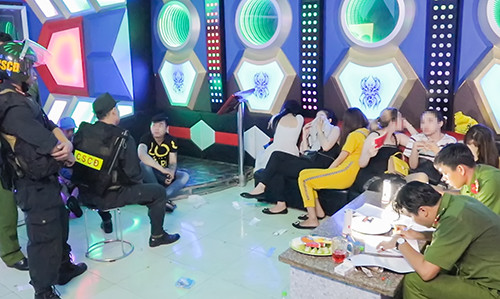 Cảnh sát làm việc với nhóm người chơi ma túy