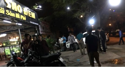 Lực lượng chức năng tới điều tra tại hiện trường vụ nổ súng, gây thương tích. Ảnh: Người Lao Động