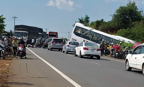 Hiện trường tai nạn xe khách lao xuống vệ đường