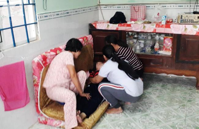 Chị Phương đau đớn, ngã quỵ trong vòng tay người thân