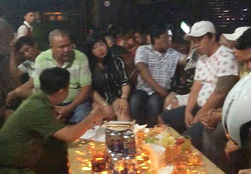 Gần 100 người chơi trong bar bị kiểm tra. Ảnh: Công an cung cấp