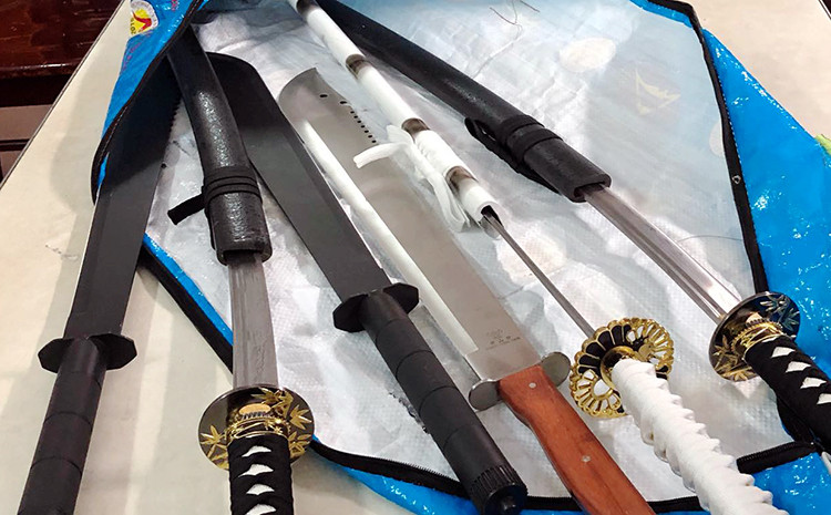 Hung khí của hai nhóm thanh niên bị cảnh sát thu giữ