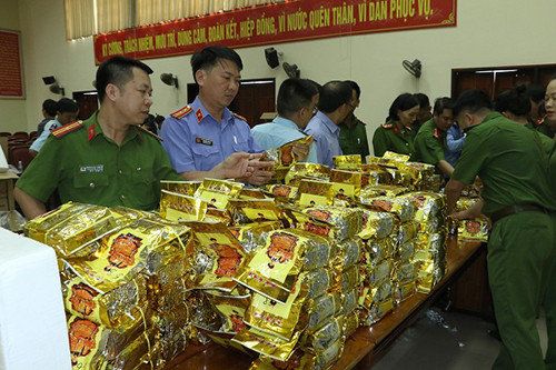 Nhà chức trách kiểm đếm tang vật. Ảnh: C.A 