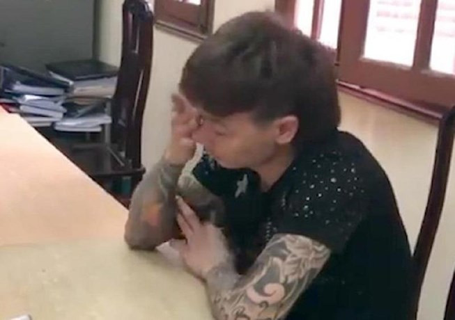 Khá "bảnh" khóc sụt sùi tại cơ quan công an. Ảnh cắt từ clip