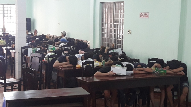 Các đối tượng phê ma túy được đưa về trụ sở công an