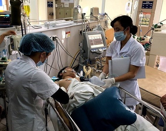  Nạn nhân ngộ độc được đưa đi cấp cứu