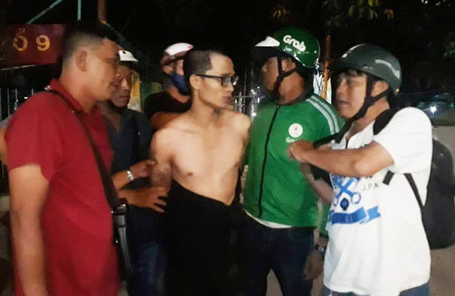 Nguyễn Văn Châu (cởi trần) bị các "hiệp sĩ" bắt giao công an