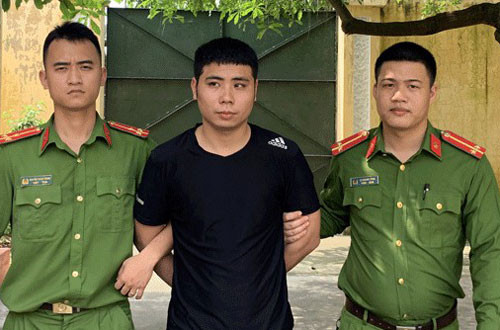 Bị can Hinh (giữa)