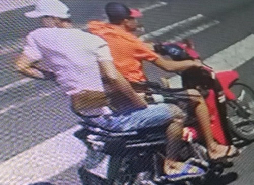 Hai thanh niên dùng súng giải quyết mâu thuẫn bị camera trên đường ghi hình