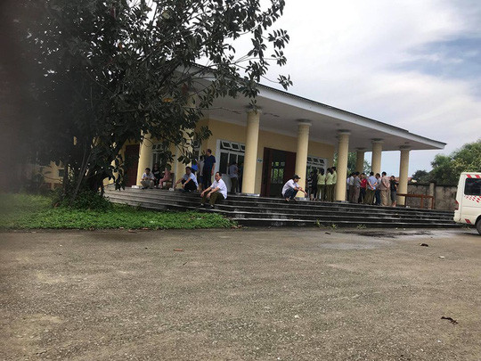 Người thân của nạn nhân tập trung rất đông tại bệnh viện