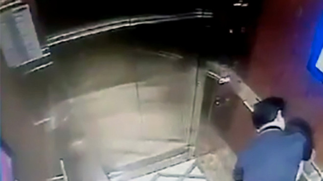 Bé gái bị ông Linh ôm ghì trong thang máy