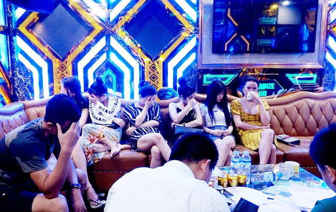 Cảnh sát lập biên bản người vi phạm tại một phòng hát. Ảnh: Công an Quảng Bình