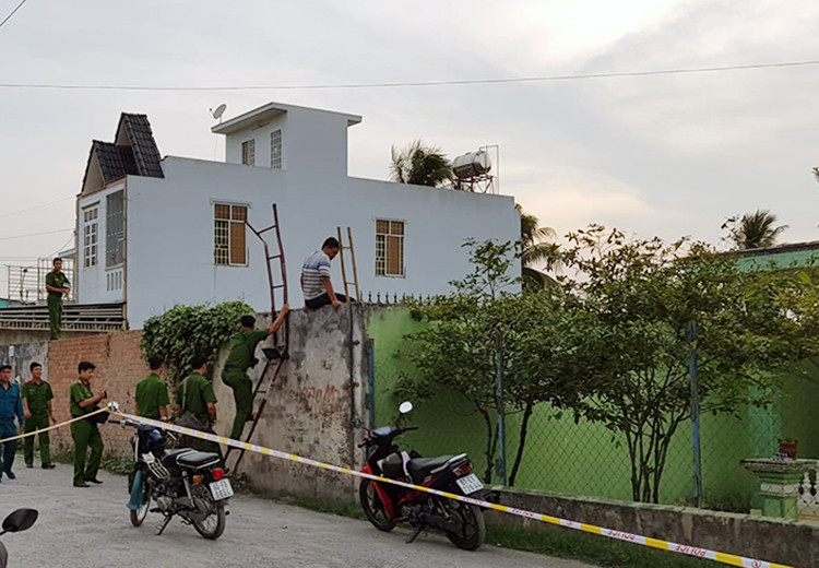 Cảnh sát thu giữ tang vật tại khu đất cách hiện trường nửa km