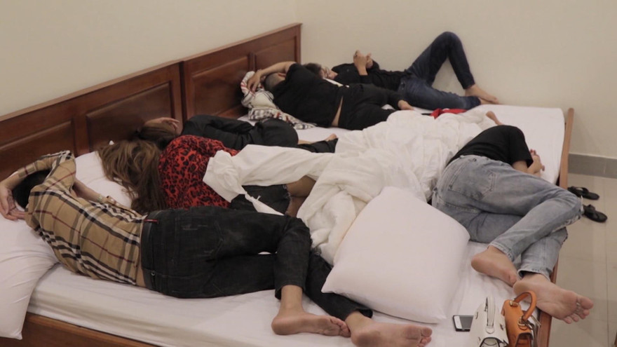 Nhóm thanh niên nam nữ trong nhà nghỉ. Ảnh: C.A.